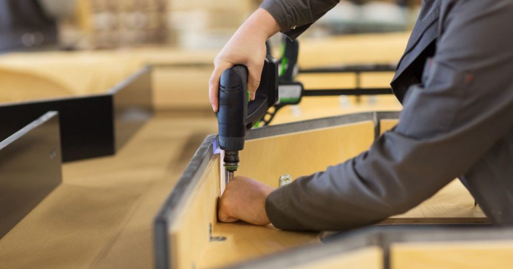 Como Montar Guarda-Roupa em Campina Grande: 5 Passos e Dicas capa montador de moveis em Campina Grande